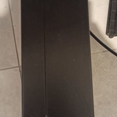 מחשב שולחני שחור עם מדבקה צבעונית