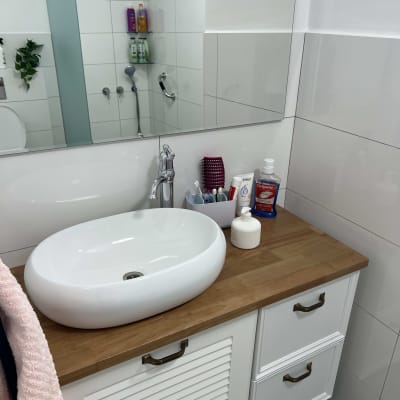 כיור חדש על משטח עץ בחדר אמבטיה