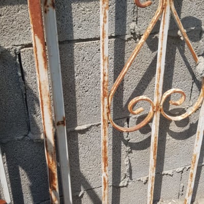 קיר בלוקים עם סורגים חלודים ותיקון בטון