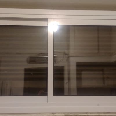 חלון אלומיניום עם מסגרת לבנה