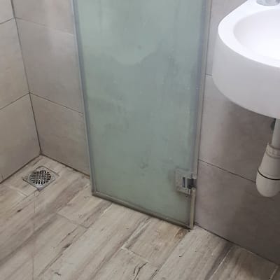 דלת זכוכית למקלחת עם רצפת עץ וניקוז