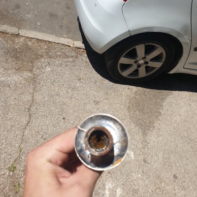 יד מחזיקה צינור מתכת חלוד