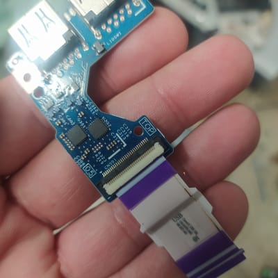 כרטיס מעגל מודפס עם חיבורי USB וכבל שטוח