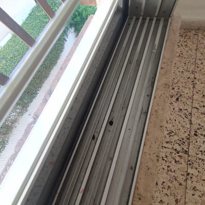 מסילה חלון עם לכלוך ואבק
