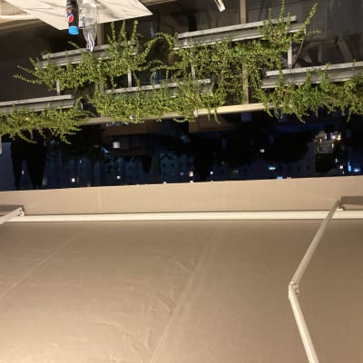 סוכך חום נפתח עם זרועות מתכת