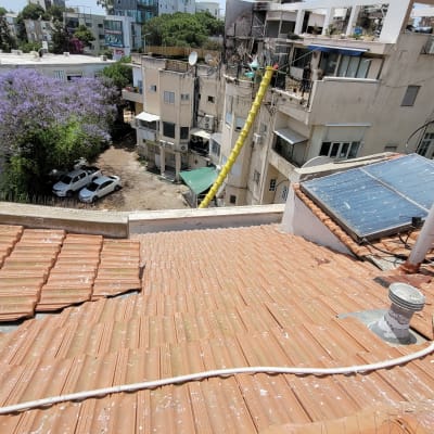 גג רעפים עם דוד שמש וקולטי שמש