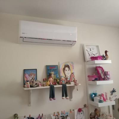 מזגן לבן מותקן על קיר בחדר ילדים