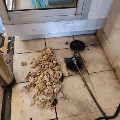 חפירה ברצפה עם צינור וכלי עבודה