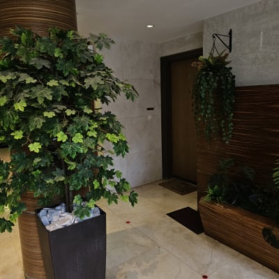 עציץ גדול עם אבנים על רצפת שיש