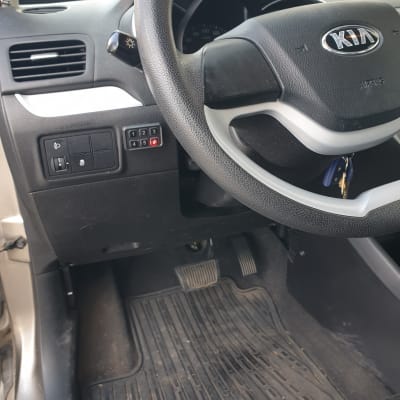 הגה רכב קיה עם לוח מקשים ומתגים