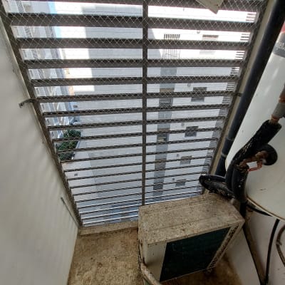 רשת מתכת למניעת כניסת יונים במרפסת