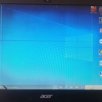 מסך מחשב שבור עם אייקונים של תוכנות שונות