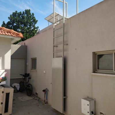 סולם מתכת צמוד לקיר חיצוני של מבנה