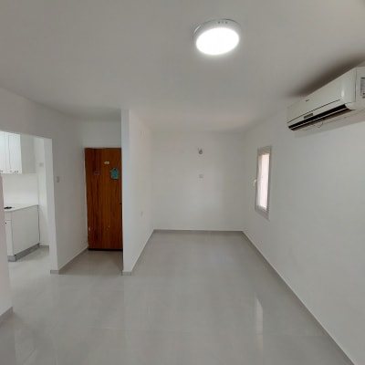 חדר ריק עם רצפת קרמיקה חדשה ותאורה מותקנת