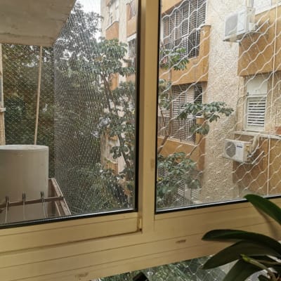 רשת הגנה על חלון למניעת כניסת יונים