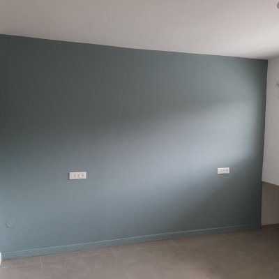 קיר צבוע בכחול כהה עם שקעי חשמל