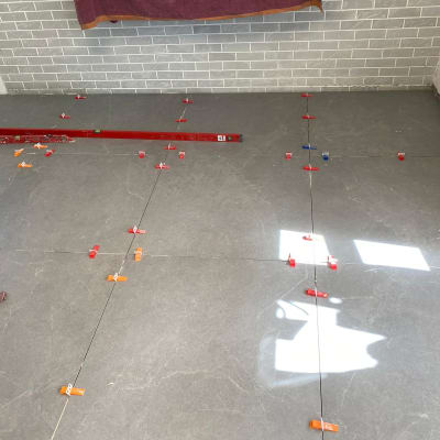 ריצוף חדש עם פלס ומרווחים צבעוניים