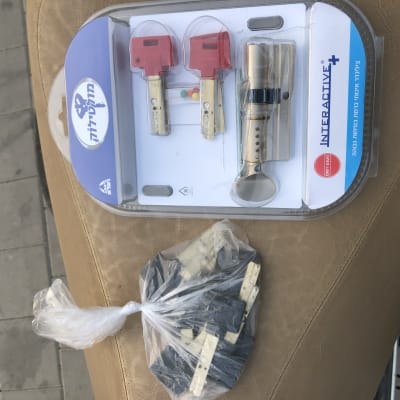 מנעול צילינדר עם מפתחות באריזה, חלקי מנעול בשקית