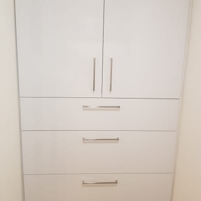 ארון מטבח לבן עם ידיות מתכת