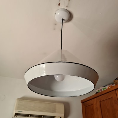 מנורה תלויה עם חוט חשמל מחובר לתקרה