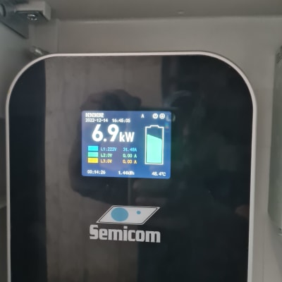 מסך תצוגה של מערכת חשמל עם נתוני הספק