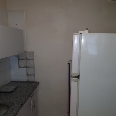 קיר צבוע חלקית עם סימני תיקון