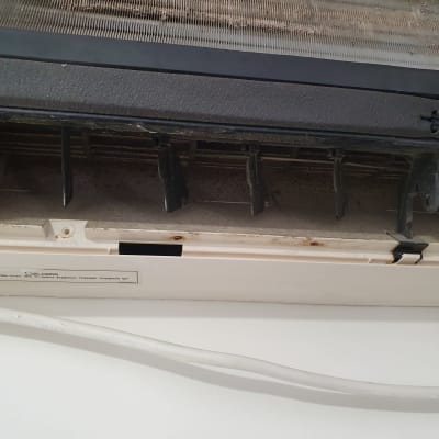 חלק תחתון של מזגן עם סנפירים מלוכלכים