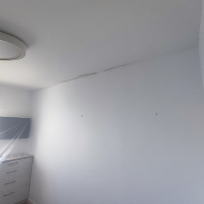 קיר לבן עם סימני תיקון צבע