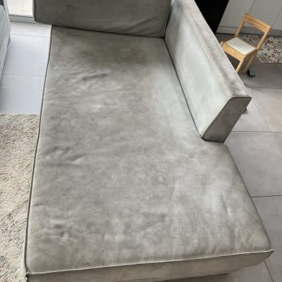 ספה אפורה עם כתמים קלים לניקוי