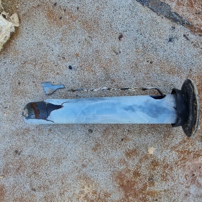 חלק מתכת חלוד של דוד שמש על רצפה