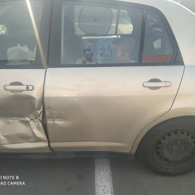 נזק לדלת רכב בצד שמאל, פגמים ופגיעות.