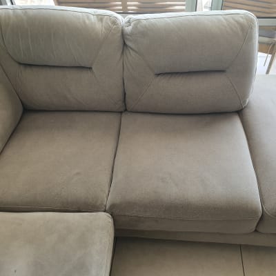 ספה אפורה עם כריות מושב ומשענת