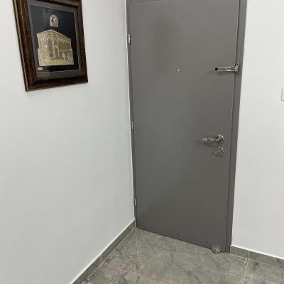 דלת אפורה עם מנעול ובריח מתכת