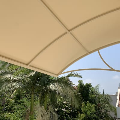 סוכך בד בהיר עם קשתות מתכת לבנות