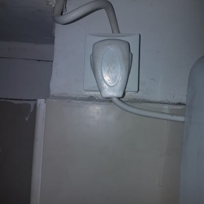 שקע חשמלי עם תקע מחובר לקיר