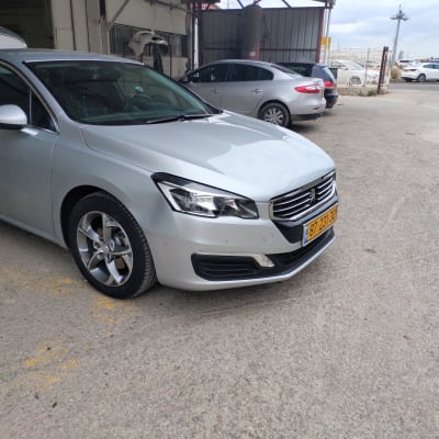 מכונית כסופה חונה בחניון פתוח