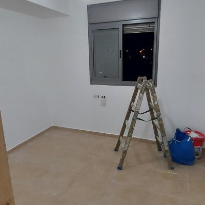 סולם, דלי צבע, קיר צבוע, חדר ריק