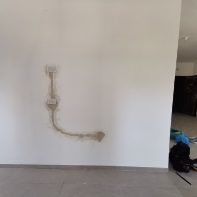 שני שקעים חשמליים מותקנים על קיר לבן