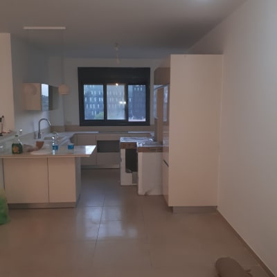 דלי צבע אדום על רצפה בחדר ריק