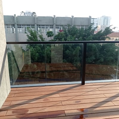 מרפסת עם מים על הרצפה וברז קיר