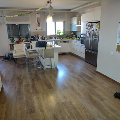 רצפת פרקט עץ חום במטבח מודרני