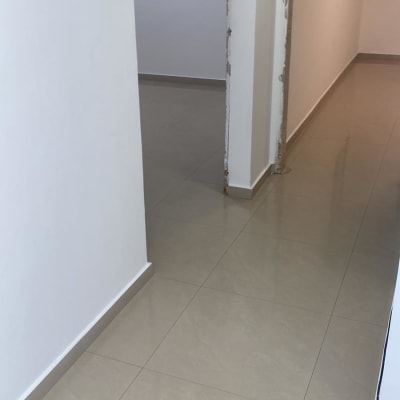 רצפה נקייה ומבריקה במסדרון פנימי