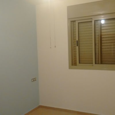 קיר צבוע בשני גוונים, כחול ולבן