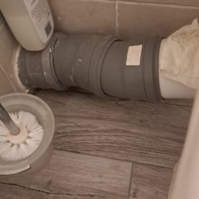 צינור פלסטיק אפור עם חיבורי אינסטלציה