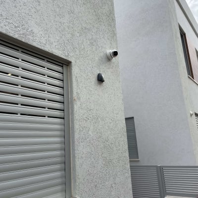 מצלמת אבטחה מותקנת על קיר חיצוני של בניין