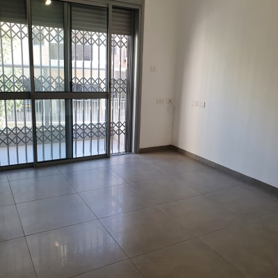 רצפה נקייה ומבריקה ליד חלון גדול