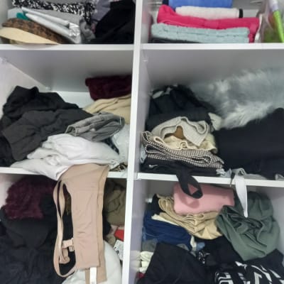 בגדים מקופלים ומסודרים בארון לבן