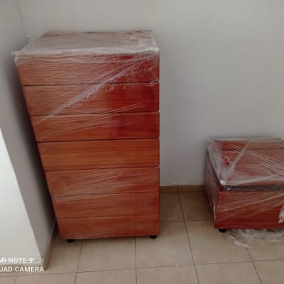 שידות עץ עטופות בניילון שקוף על גלגלים