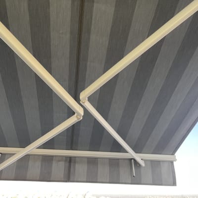 סוכך עם זרועות מתכת ובד פסים אפור