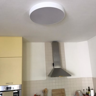 מנורת תקרה עגולה מותקנת על התקרה במטבח